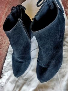 ✨Black Block Heel Ankle Booties✨