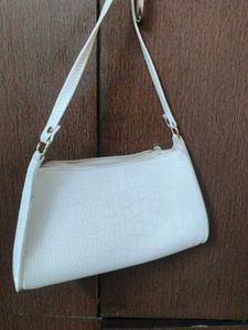 Selling fashionable bag .