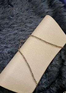 Shiny Clutch With Sling👝