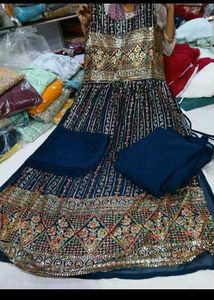 New Nayra Suit Bust 40