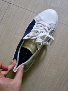 SALEl- Tommy Hilfiger converse
