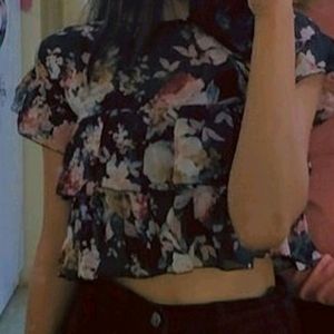 Black Floral Ruffle Crop Top🖤