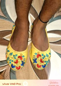 Embroidered Yellow Juttis