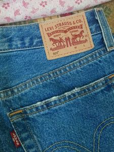 Distressed Levi&#39;s Jeans
