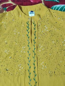 WOMEN&#39;S REGULAR FIT ROUND NECK HAND-PAINTED TOP