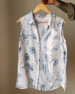 Ogaan Buttoned Sleeveless Blouse