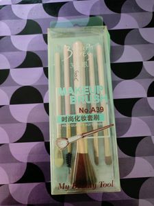 Makeup brush