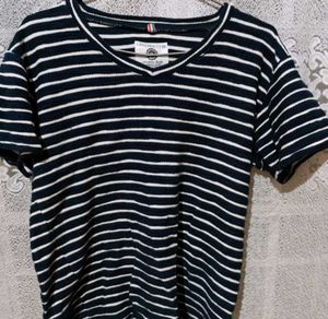 STRIPED TSHIRT CAN BE WORN BY BOTH MEN AND WOMEN