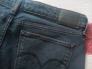 LEVI&#39;s Dark Wash SKINNY Jeans,Size-30
