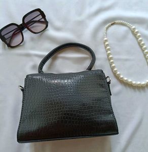 Black crocodiele-embossed Hand Held Bag