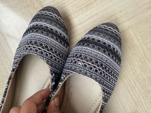 Patterned Pointed-Toe Flats