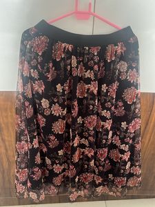 Black Floral Skirt 🖤🌺