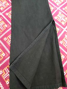 SIDE CUT STRAIGHT BLACK JEANS