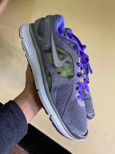 NIKE Sneaker