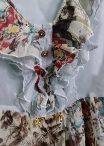 Han Ye Ben Se Floral Ruffled Sleeve Top