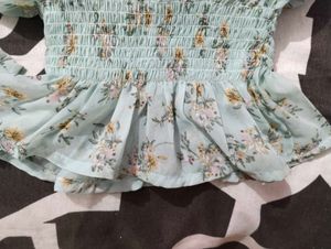 RUFFLE SLEEVED TOP