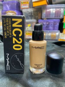 MAC Studio Fix Fluid NC20 SPF15