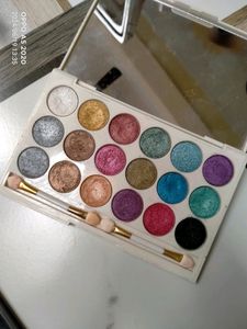 Shining Eyeshadow Palette 🎉