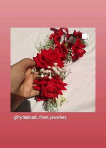 Hands Gajre Roses