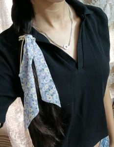 Black cropped V neck top