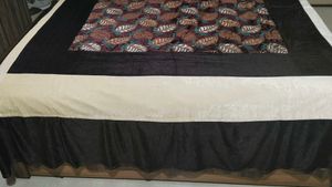 Beautiful 5 Piece Velvet Bedsheet With Pillow Cove