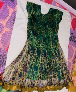 this is mid anarkali for kids with a dupatta