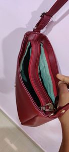 Adjustable sling handbag