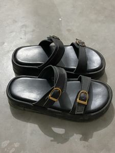 black platform sandal 👡