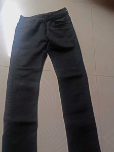 I am selling my new jeans.