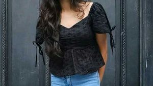Women Stylish Self Design Sweetheart Neck Top 🔝