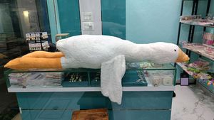 Goose Plush 6ft