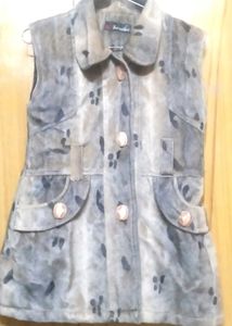 Minimalist grey sleevless sweater.