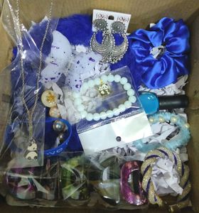 Blue Gift Hampers For Your स्त्री 💙