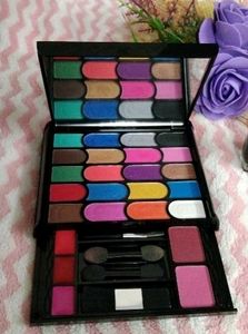 Miss Claire Eyeshadow Palette