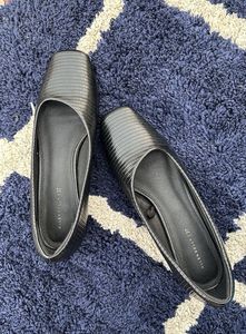 These Smart Allen Solly black Pumps/ Bellies