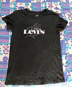 Levi&#39;s T- Shirt🖤✨️😍