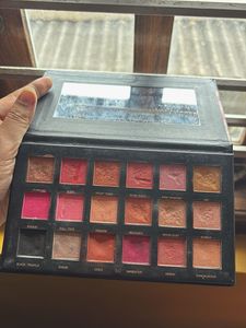 Huda Girl Eyeshadow Palette