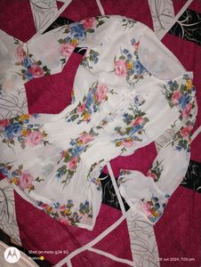 BEAUTIFUL WHITE 🤩 FLORAL TOP 🏵️🌺