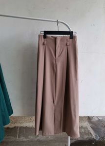Chic Brown Midi Skirt with Side Pockets