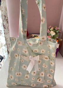 daisy print tote bag with lace detailing🌼