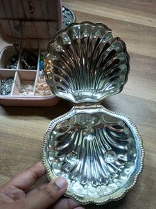 metal shell-shaped jewelry or trinket box
