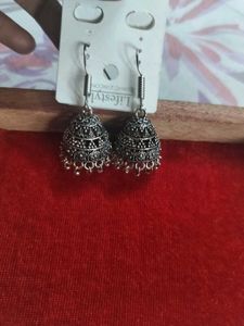 8 Sets Of Earrings