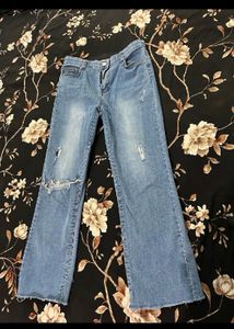 Lightly Washed Distressed Blue Jeans!!😍