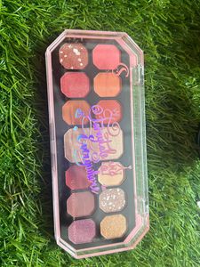12 Colours Eyeshadow + 1 Highlight
