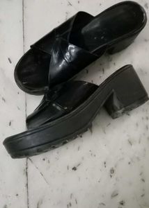 Black Flat Heel Sandals