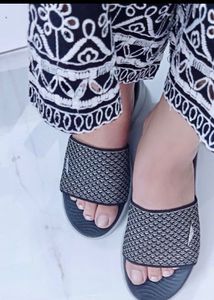 Comfortable women’s Sliders