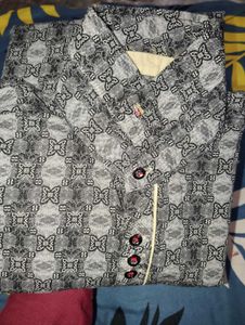 SHIRT NAYA JAISI HAI