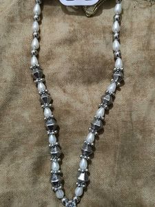 Pretty Necklace With Pearls