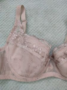 Lace Detail Bra.