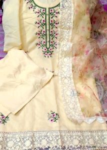 Embroidered Kurta Plazzo Set With Organza Dupatta